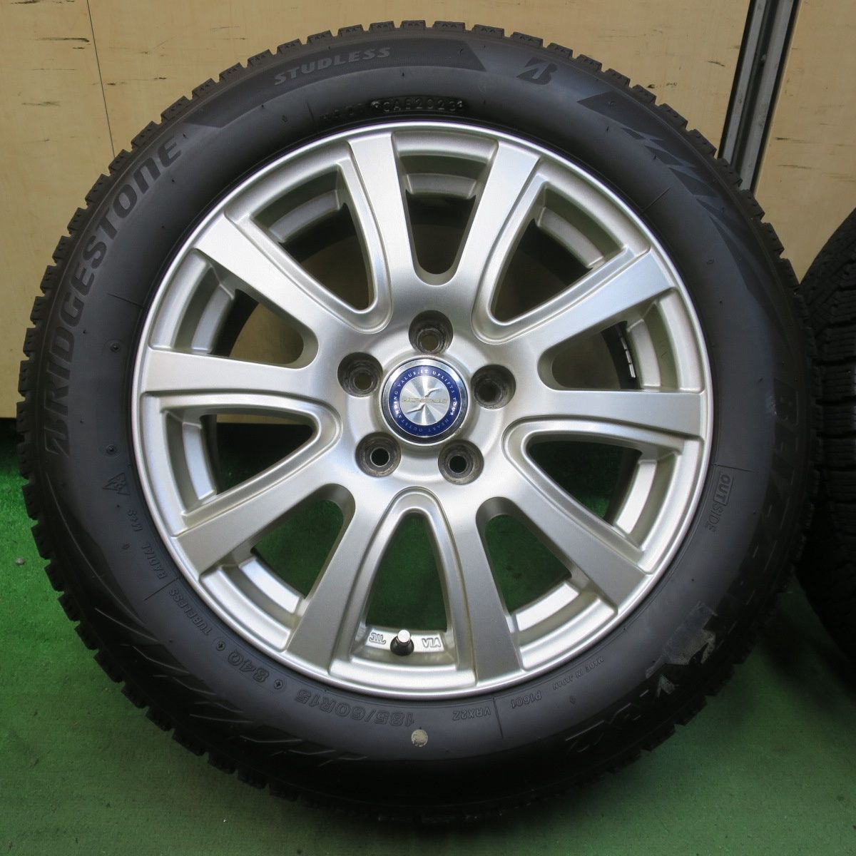 バリ溝 23年 8 5分 シエンタ 等 185 60 R 15 スタッドレス ブリヂストン ブリザック VRX 2 JENEIGE 15インチ PCD 100 5 H 5103104イス