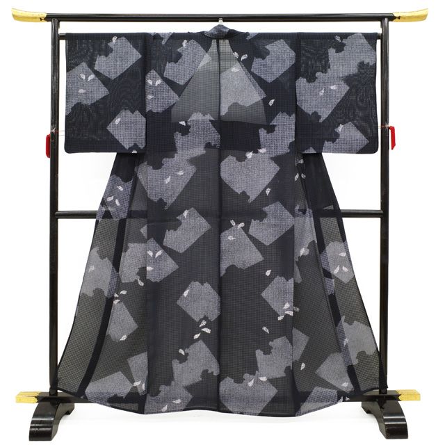 夏物 小紋 着物 リサイクル 正絹 紋紗 薄物 単衣 ソフトブラック地 黒系 箔散らし文 花びら 桜 地紋 格子 夏着物 カジュアル 春 秋 冬 仕立て上がり 身丈161 裄丈66.5 Mサイズ みやがわ sb16549