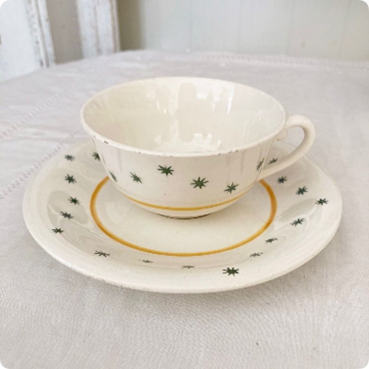 フランス直輸入 イエローのラインとグリーンの星柄が可愛らしい ヴィンテージ GIEN カップ&ソーサー