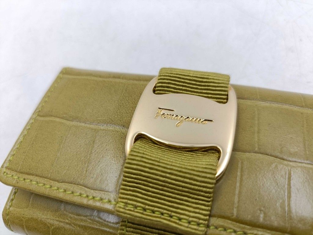Salvatore Ferragamo フェラガモ キーケース ヴァラ 22 3056 カーキ系 型押しレザー レディース 6連 ゴールド金具 超
