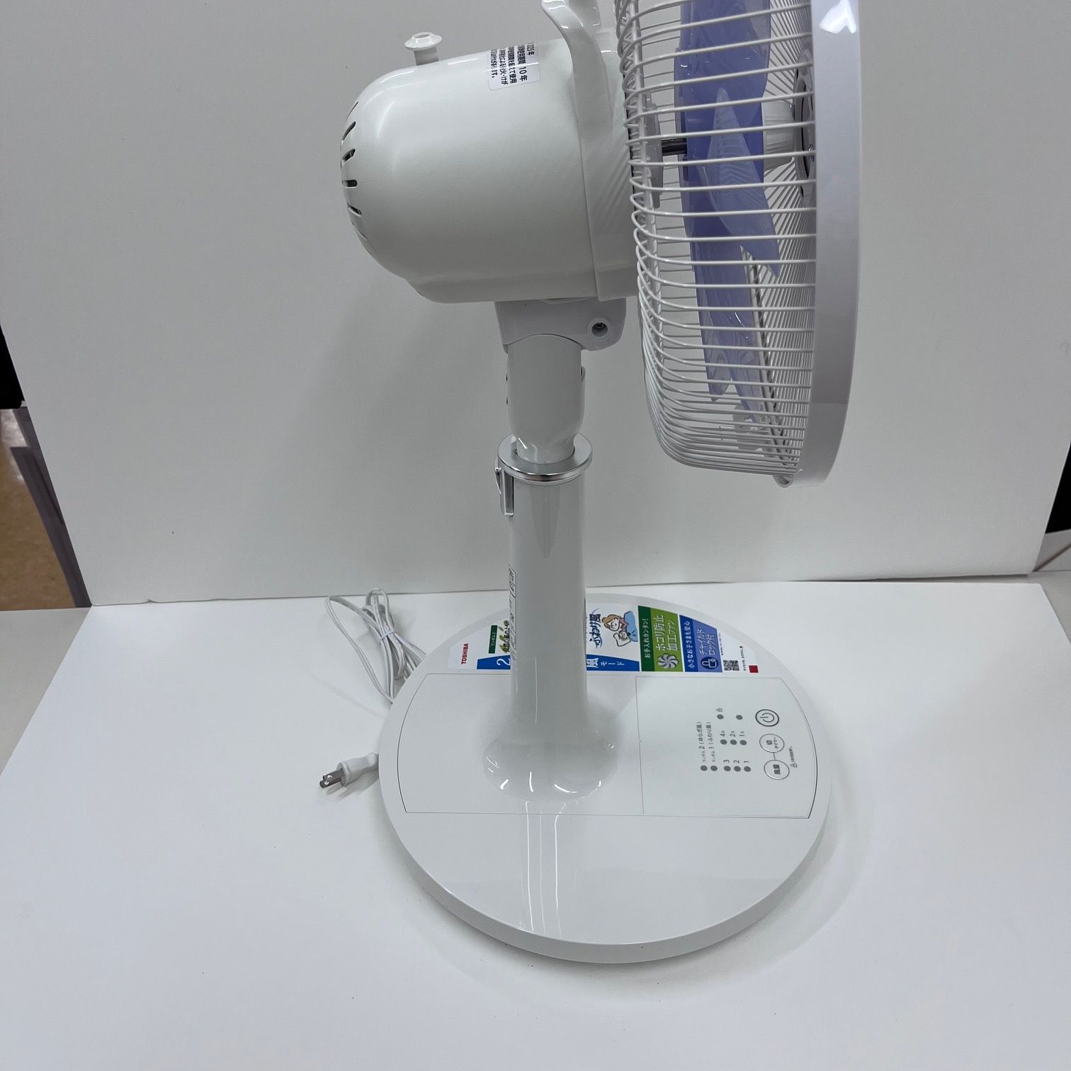 展示品限り 東芝TOSHIBAリビング扇風機ACモーター搭載30cm7枚羽根リモコン付きホワイトTF-30AL28-W 風量3段 やさしい風の7枚羽根 でんきち 家電量販店