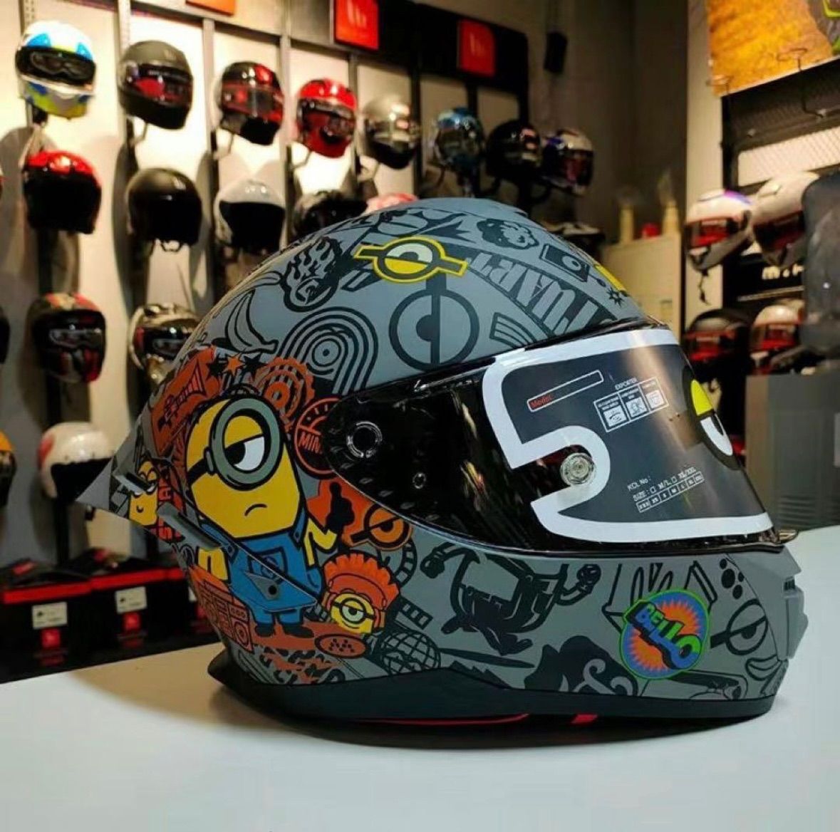 人気商品 ミニオンズコラボ フルフェイスヘルメット グレーカモフラージュ グラフィック M〜3XL WWW_SMP1DAWEKUDUS_SCH_ID