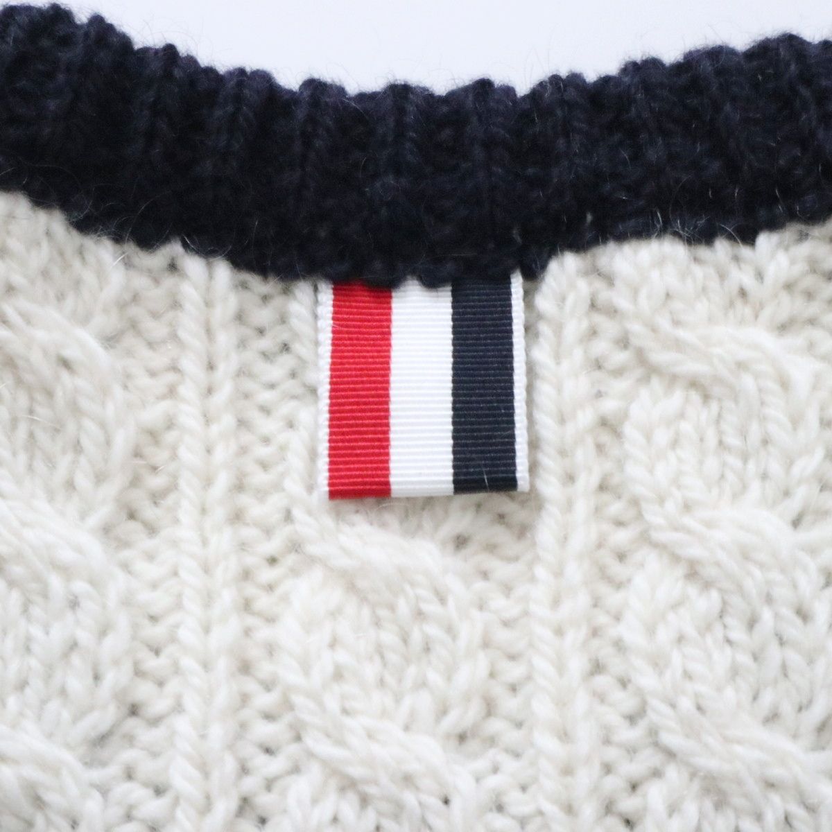 ケーブルニットベスト