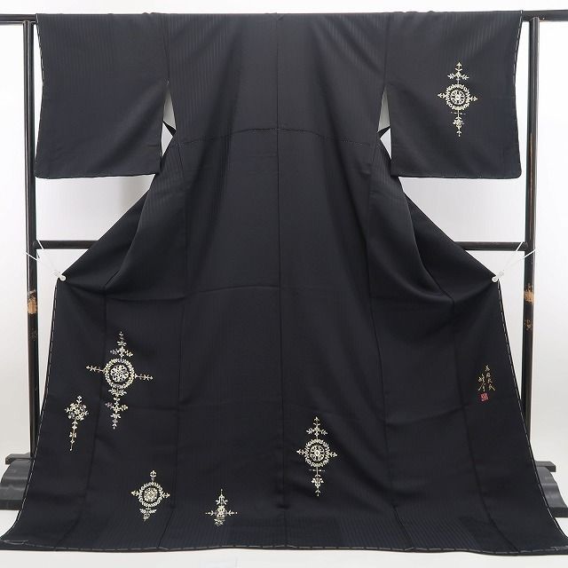 仕付け糸付 纏う人を引き立てる黒の余韻と気品