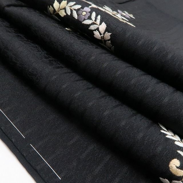 纏う人を引き立てる黒の余韻と気品