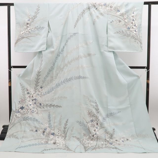 仕付け糸付”白藍に映える総刺繍で着姿に華を添える”訪問着