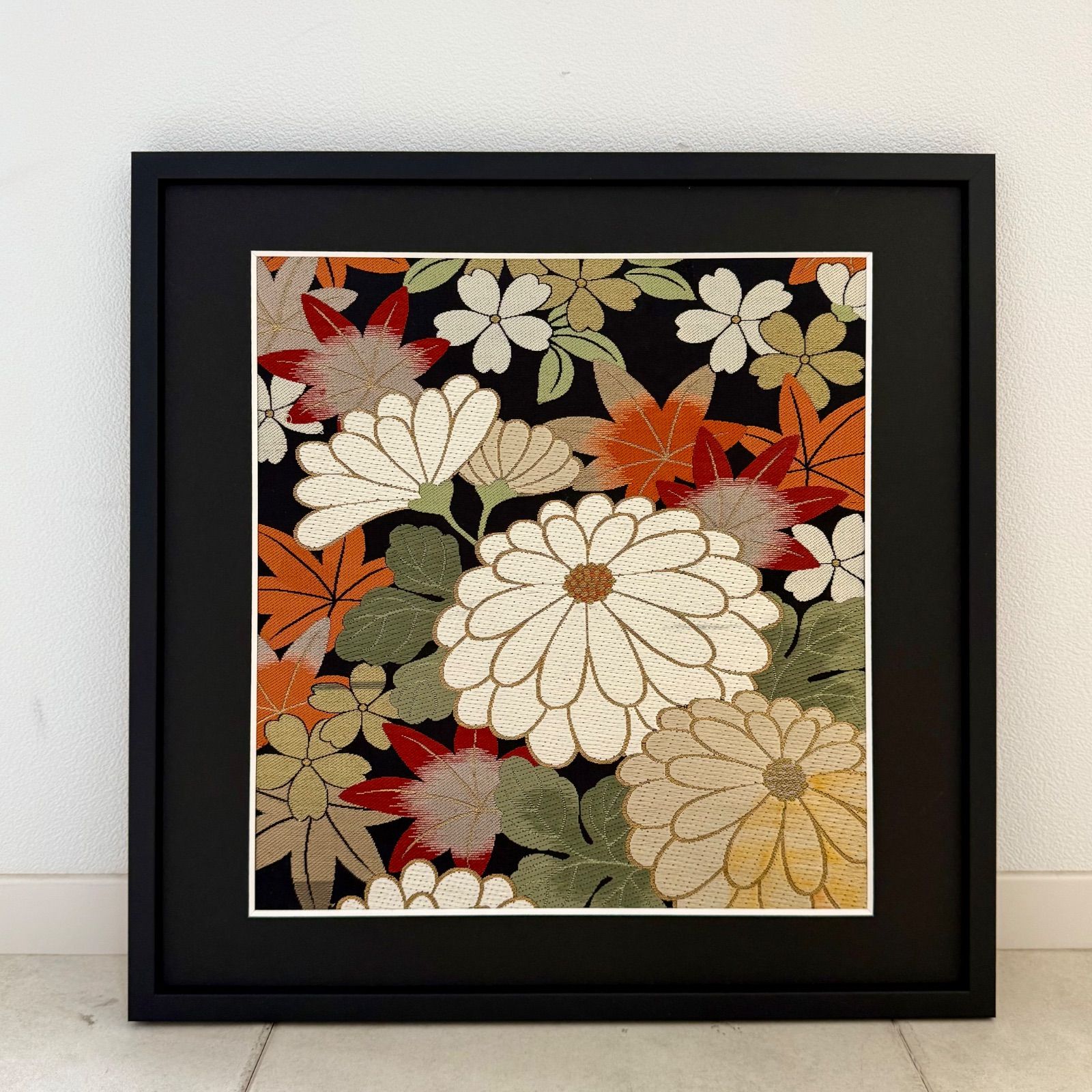 京都帯屋さん フレーム入りシルク織物アート 菊と紅葉 黒