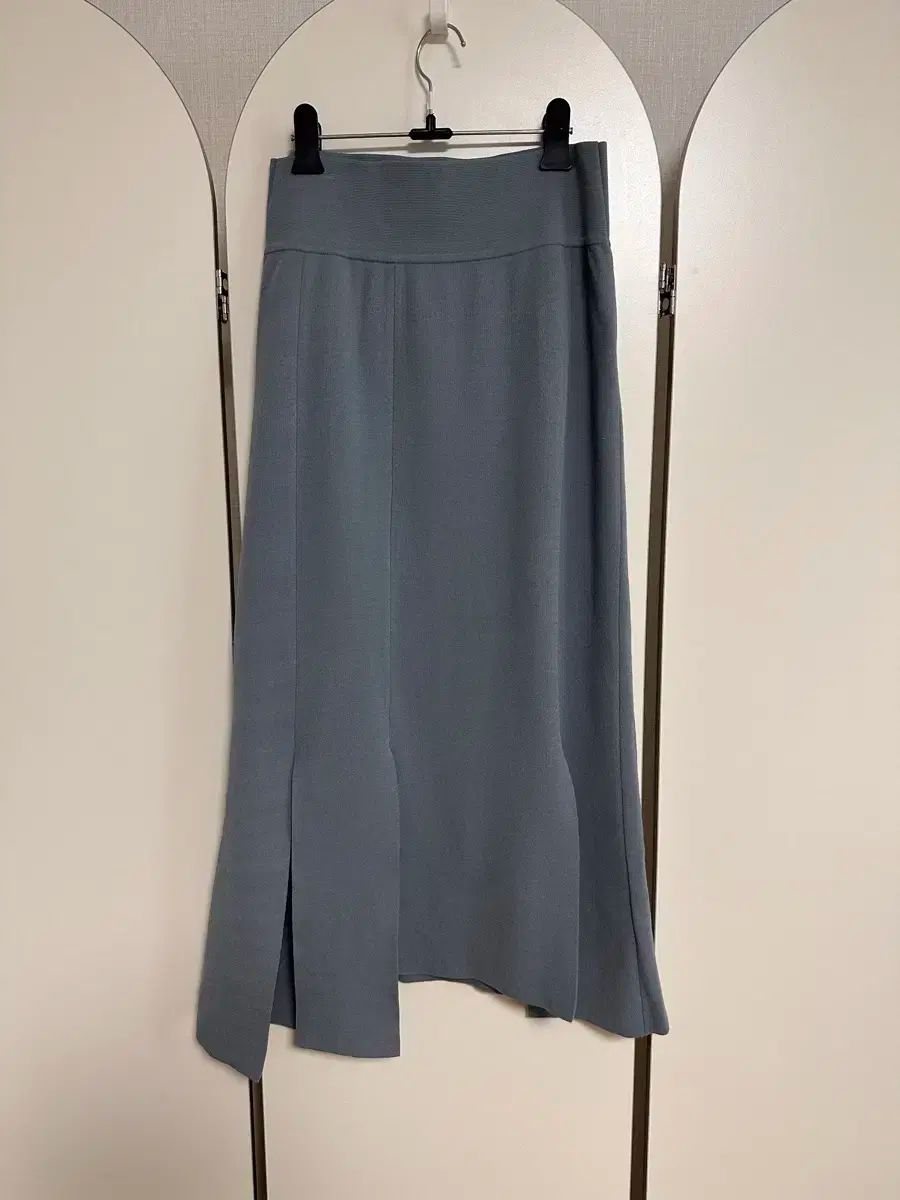 トーンダウンブルー スリットスカート