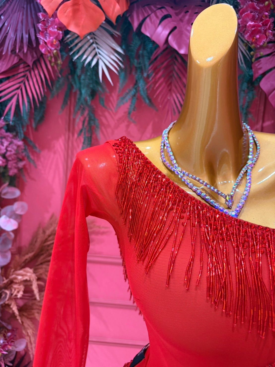 ラテンドレス 赤