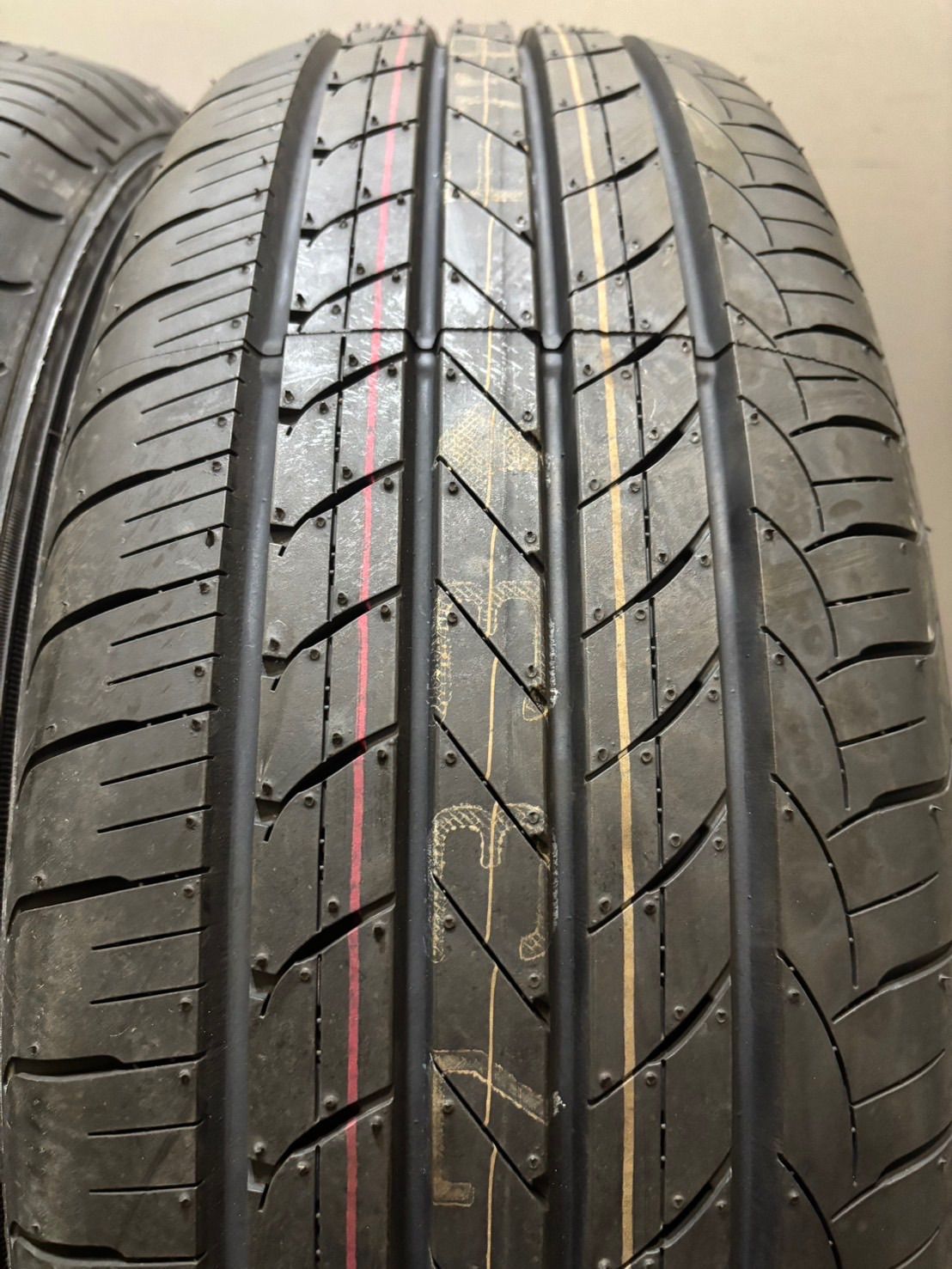 新車外し品 215 65 R 16 EfficientGrip 17年製 夏タイヤ サマータイヤ 4本 アルファード ヴェルファイア ハイエース 南6 K 555