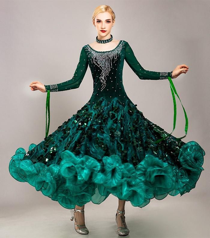 モダンワンピース 広がる裾