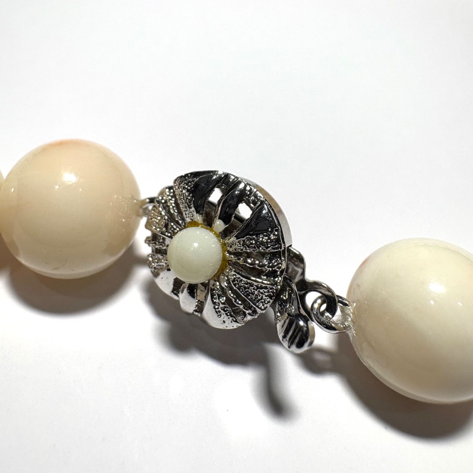 上品な艶めき 天然白珊瑚12mm珠ネックレス