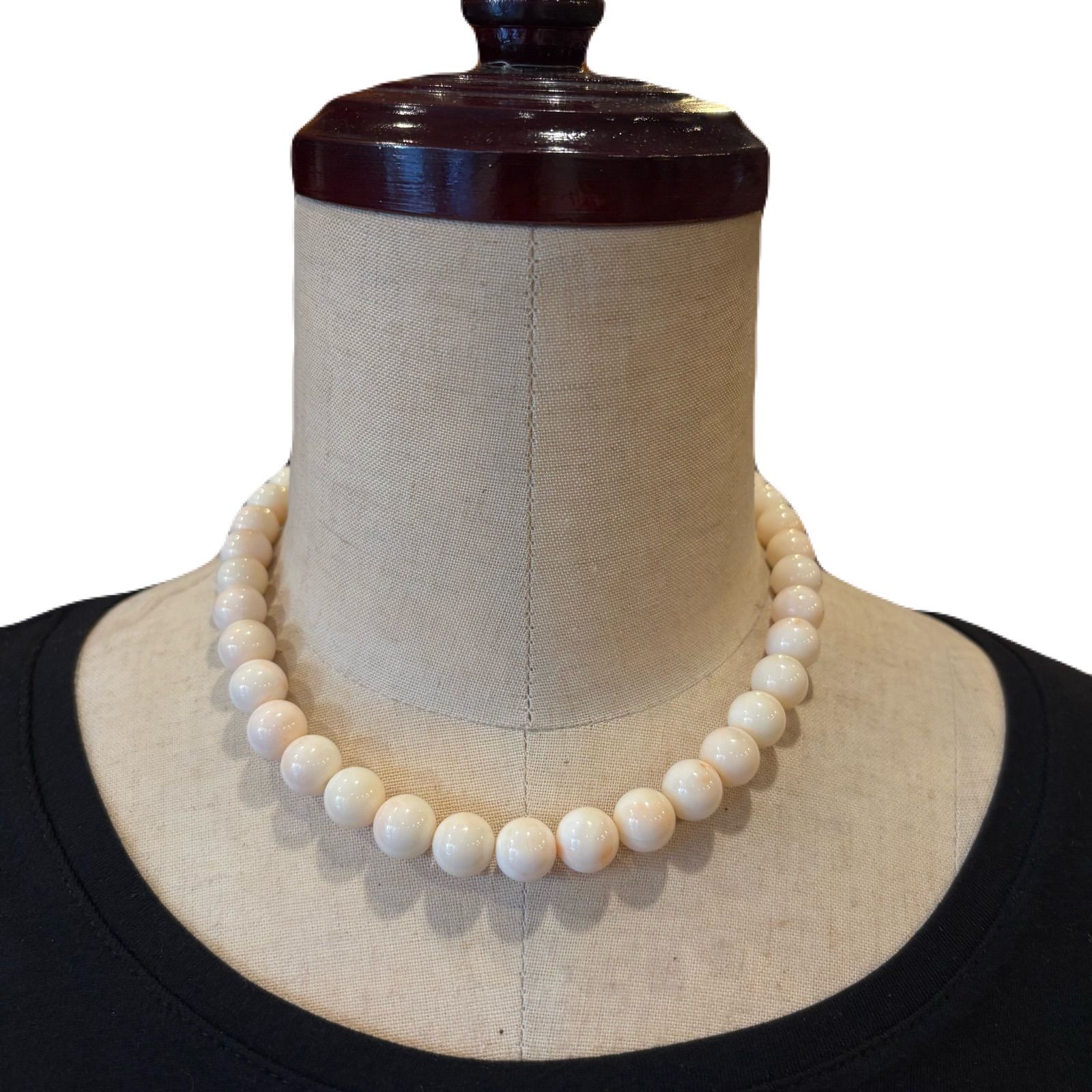 上品な艶めき 天然白珊瑚12mm珠ネックレス