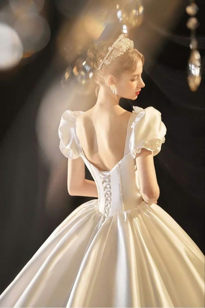 ️気品漂う光沢サテンとパフスリーブが美しいロイヤルドレス