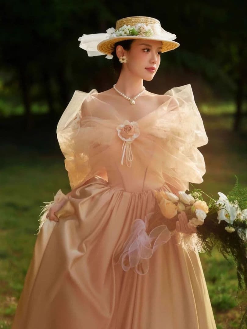 ️淡いベージュとチュール袖が優雅なクラシカルガーデンドレス