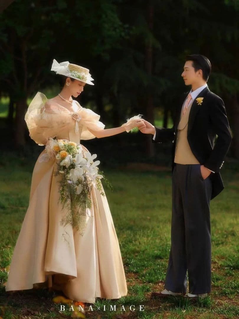 ️淡いベージュとチュール袖が優雅なクラシカルガーデンドレス