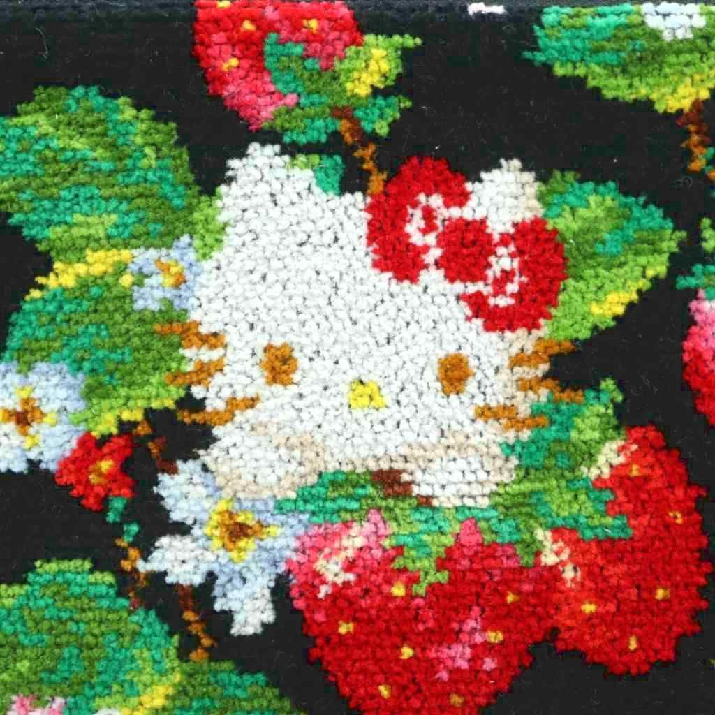 フェイラー FEILER ハローキティストロベリー フラットポーチ 総柄 黒 ブラック 白 ホワイト 赤 レッド 緑 グリーン |MI OS DECORATOM_COM_BR