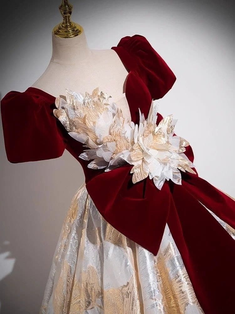 ️深紅のリボンと花飾りが豪華に映えるゴールドプリンセスドレス 大きいサイズ
