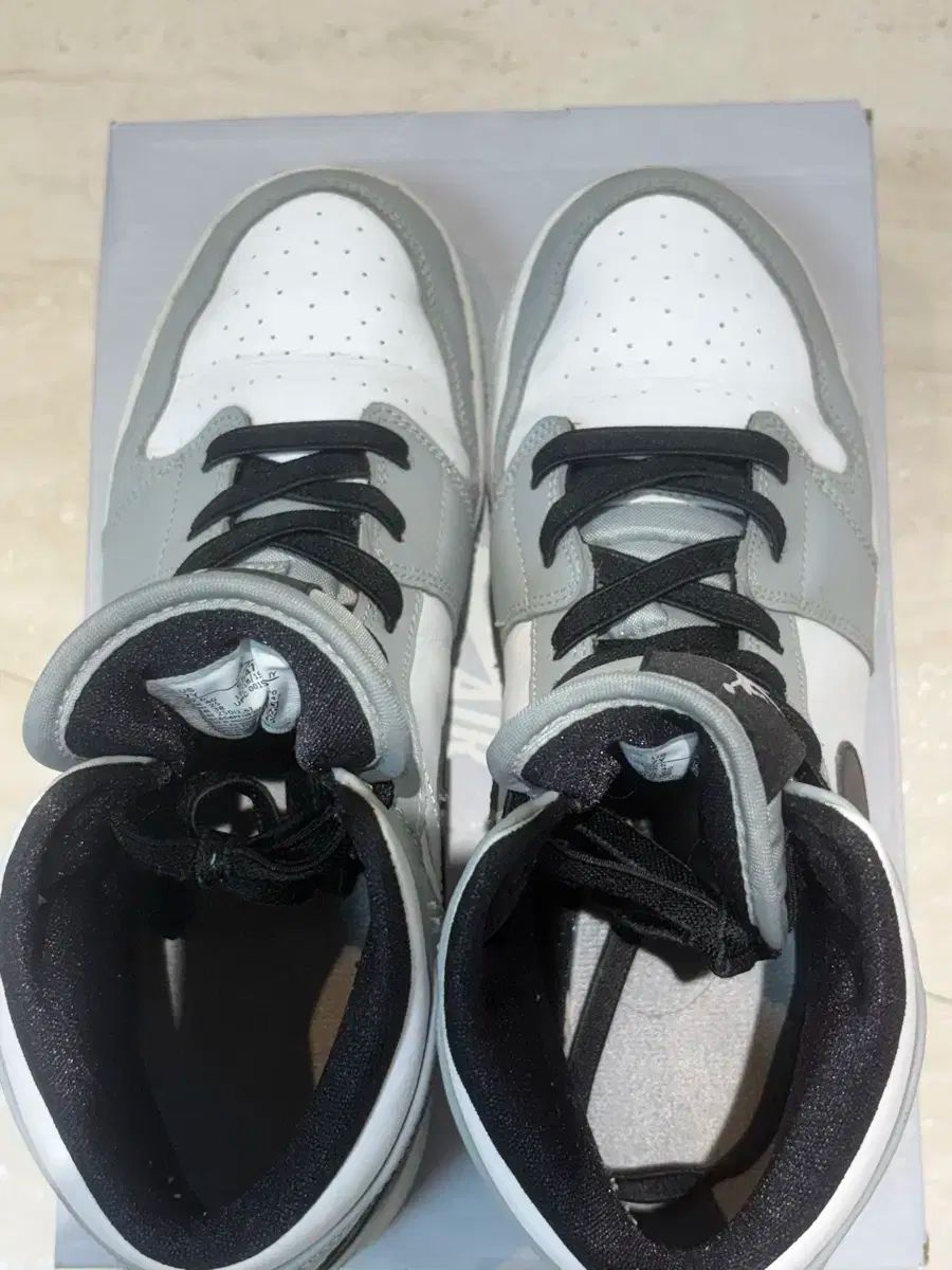 ナイキ ジョーダン1 ミッドライト スモーク グレー