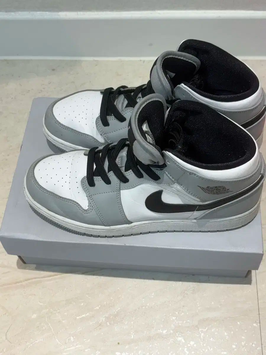 ナイキ ジョーダン1 ミッドライト スモーク グレー