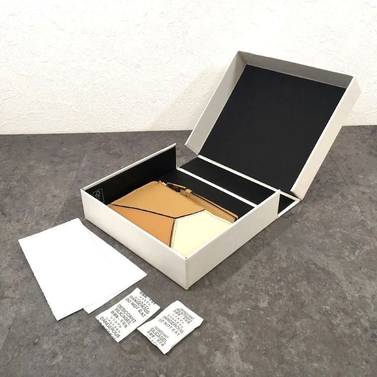 送料込み！ 未使用品 LOEWE フラグメントケース パズル 箱付き 213 送料込み！ 未使用品 LOEWE フラグメントケース パズル 箱付き 213