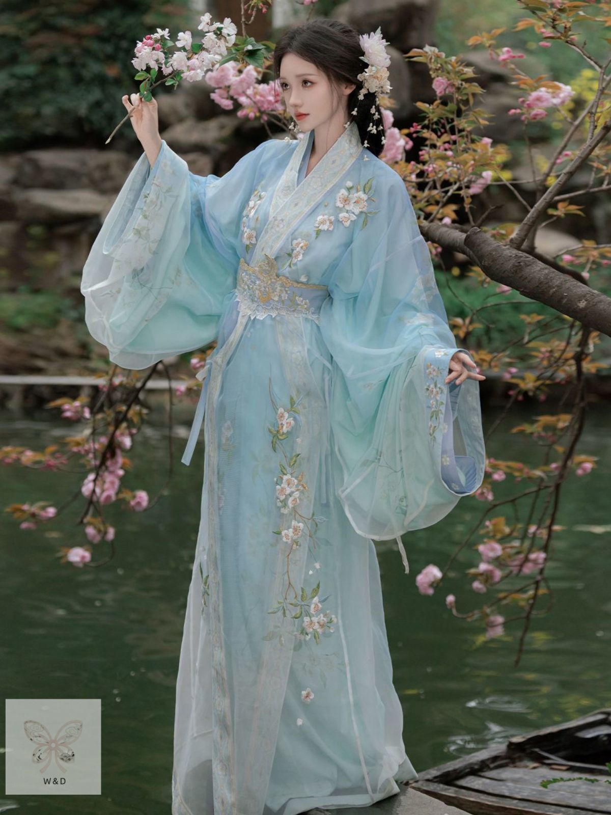 戦国袍 直裾 大袖 2025春夏 レディース 刺繍 工芸 中国風 フォーマル 舞台衣装 仙気 優雅 古代の夢を纏う戦国浪漫 精緻な刺繍と優雅な大袖が紡ぐ 春夏の仙気スタイル