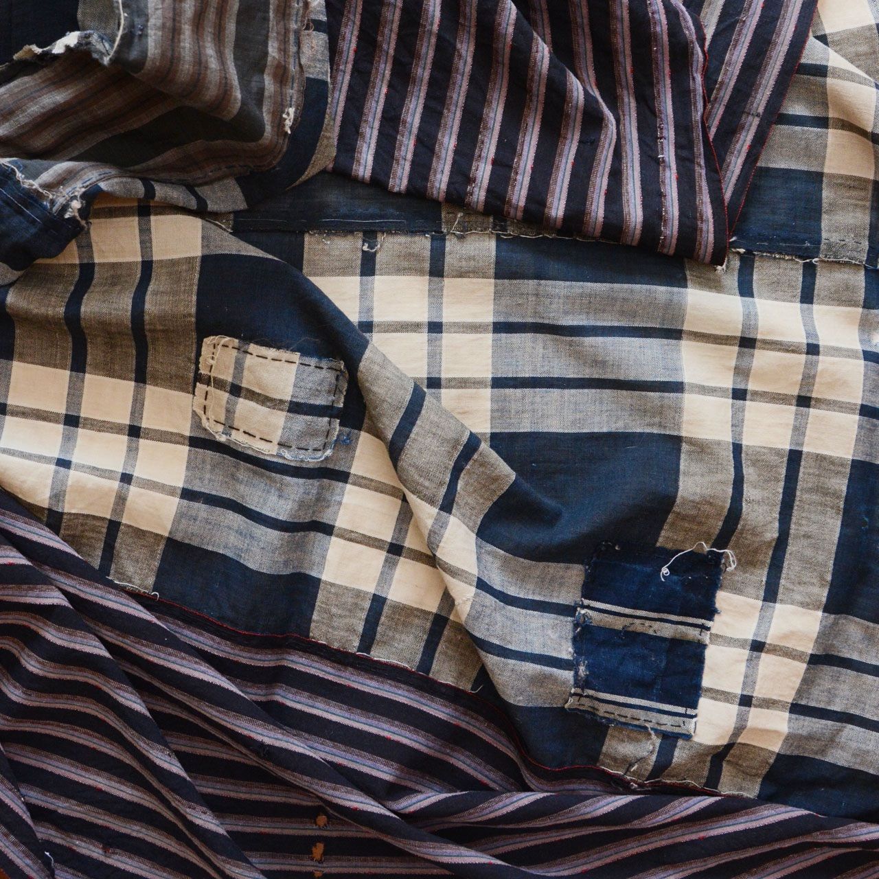 布団皮 木綿 藍染格子×縞模様 古布 リメイク素材 襤褸 ジャパンヴィンテージ 昭和初期 | Vintage Japanese Futon Cover Fabric — Indigo Plaid × Striped Cotton, Boro Textile