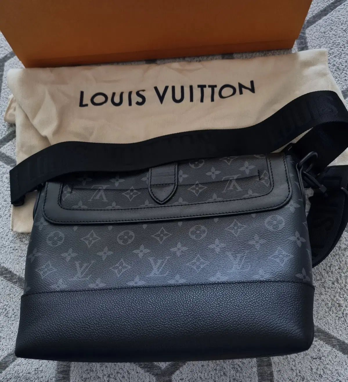 級 百貨店 Louis Vuitton ルイヴィトン モノグラム エクリプス ソミュール メッセンジャーバッグ クロスバッグ
