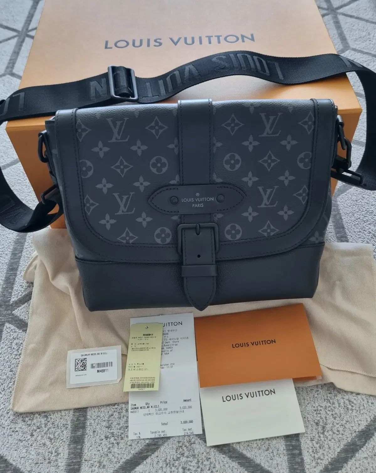 級 百貨店 Louis Vuitton ルイヴィトン モノグラム エクリプス ソミュール メッセンジャーバッグ クロスバッグ