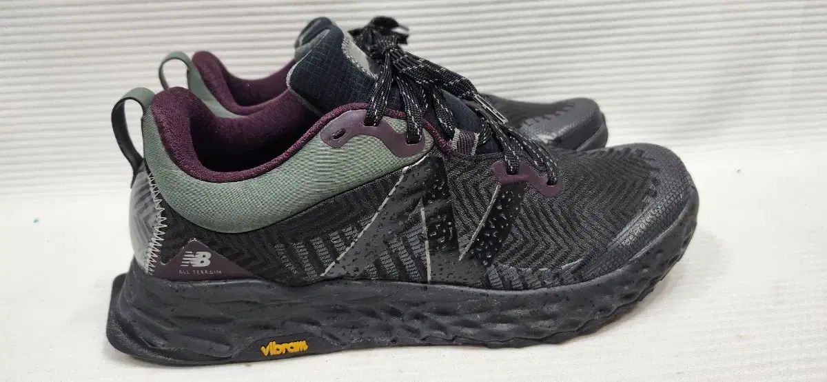 ニューバランス イーストローグ イエロV6 トレイル ランニングシューズ トレッキングシューズ 27.5cm