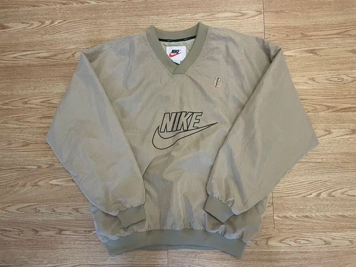 ナイキ カーキ色 Vネック ウィンドブレーカー 105