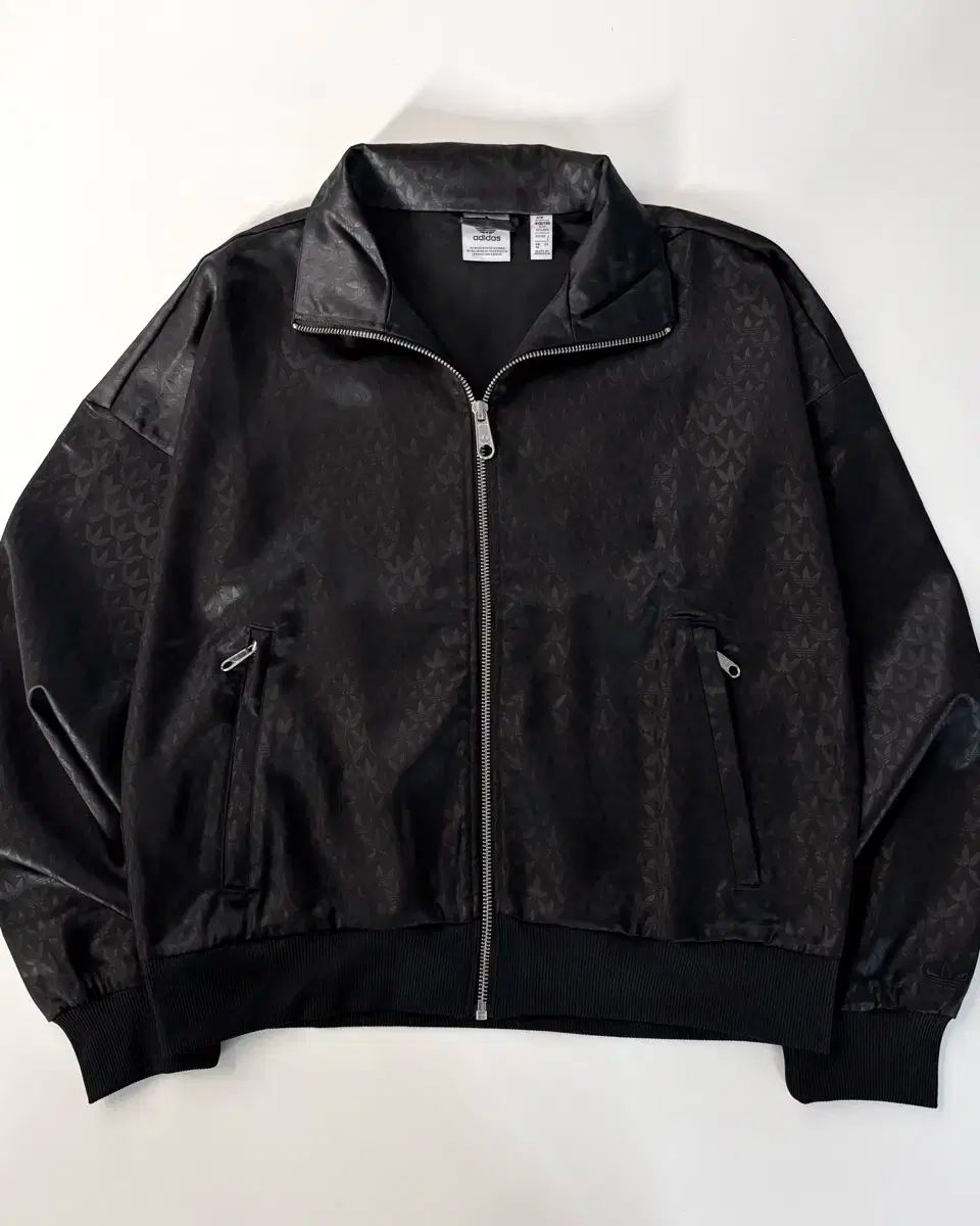 アディダス モノグラム サテン ジャージ セットアップ