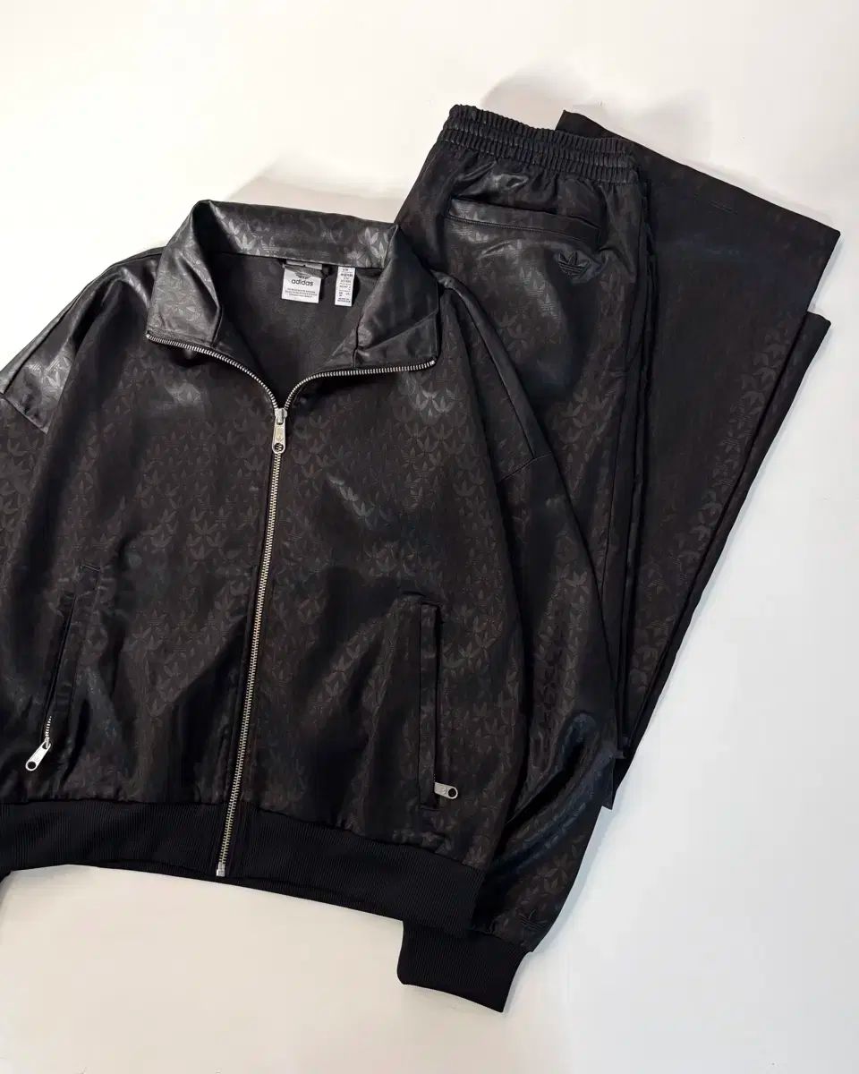 アディダス モノグラム サテン ジャージ セットアップ