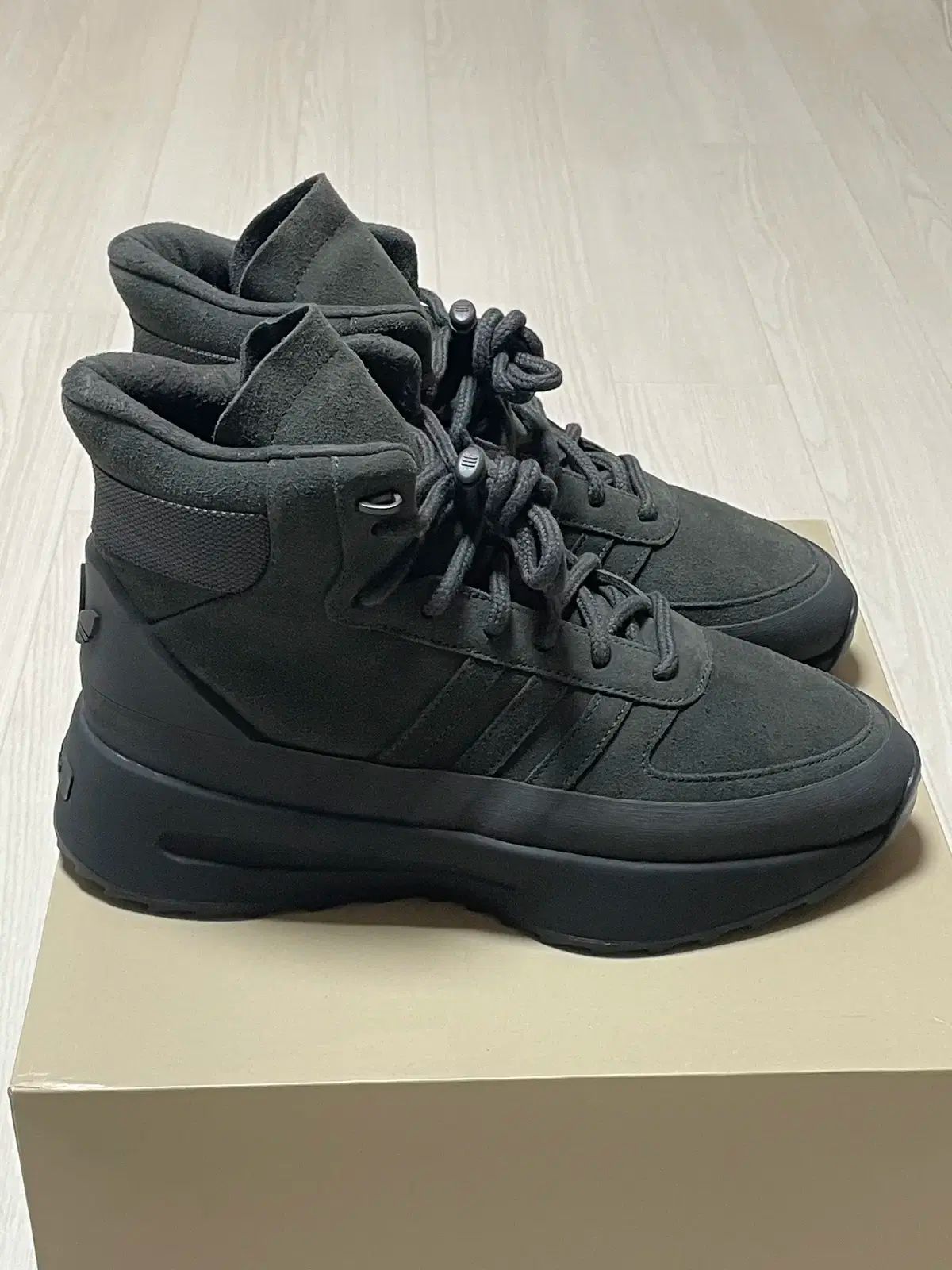 アディダス x フィアオブゴッド エスレティクス ロサンゼルス ハイカー カーボン