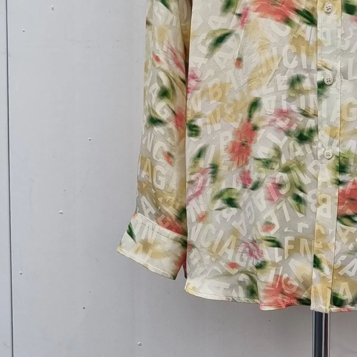 34 バレンシアガ ロゴ フローラル オーバーサイズ サテン シャツ