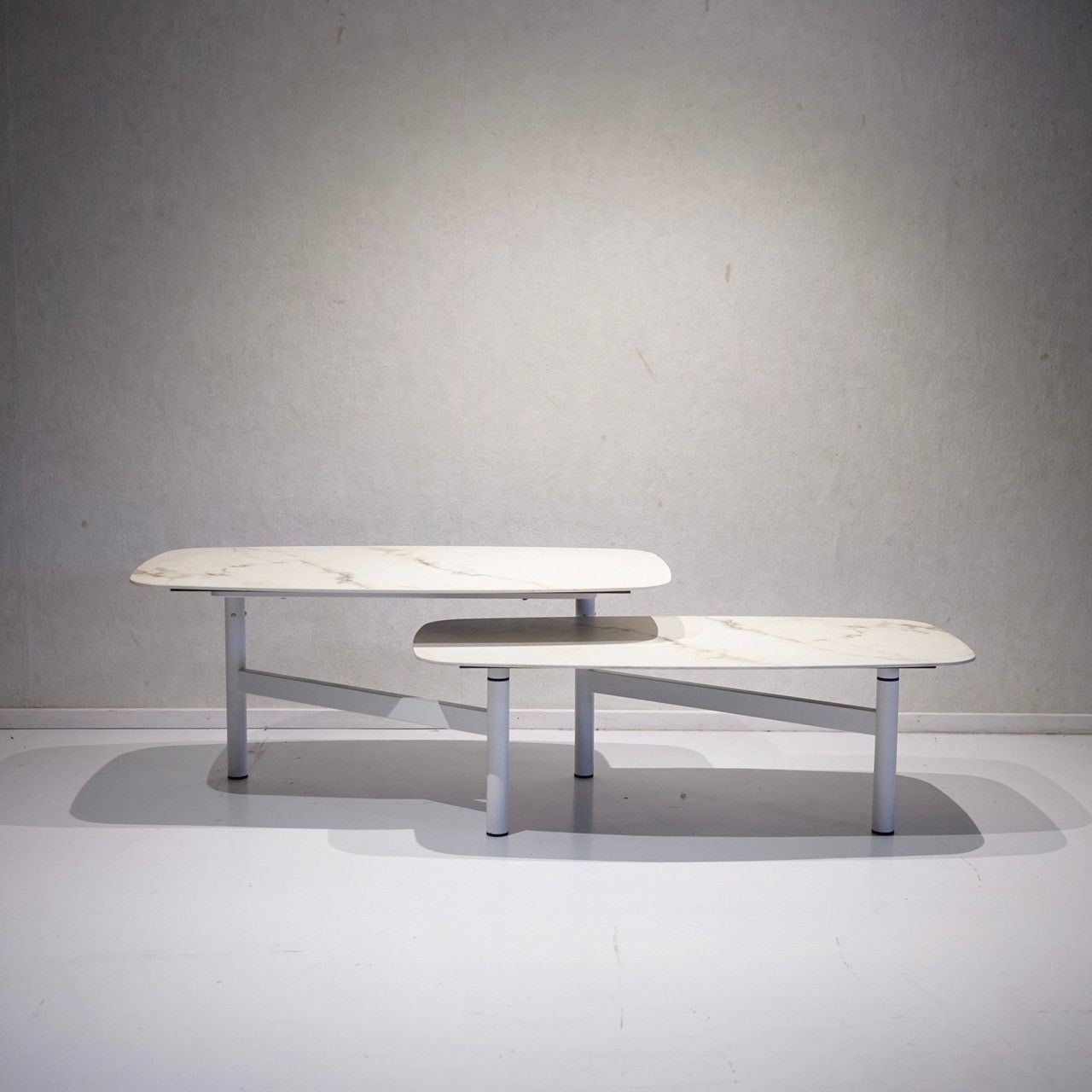 リーンロゼ ligne roset ロゼパントグラフ ROSETPantographe ローテーブル センターテーブル セラミック天板 可動式 テーブル ラグジュアリー モダン 北欧 MARWIL-DEMENAGEMENTS_CH