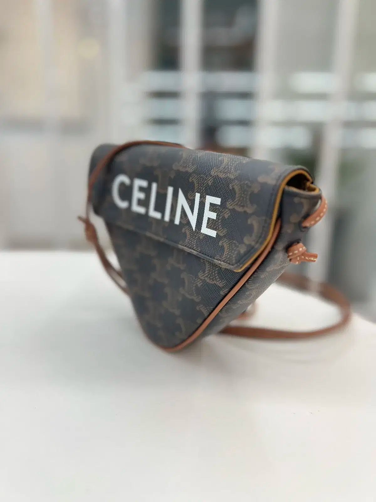 ブランド ラックスオール ウルサン店 Celine セリーヌ ロゴ トライアングル スモール バッグ タン クロスバック