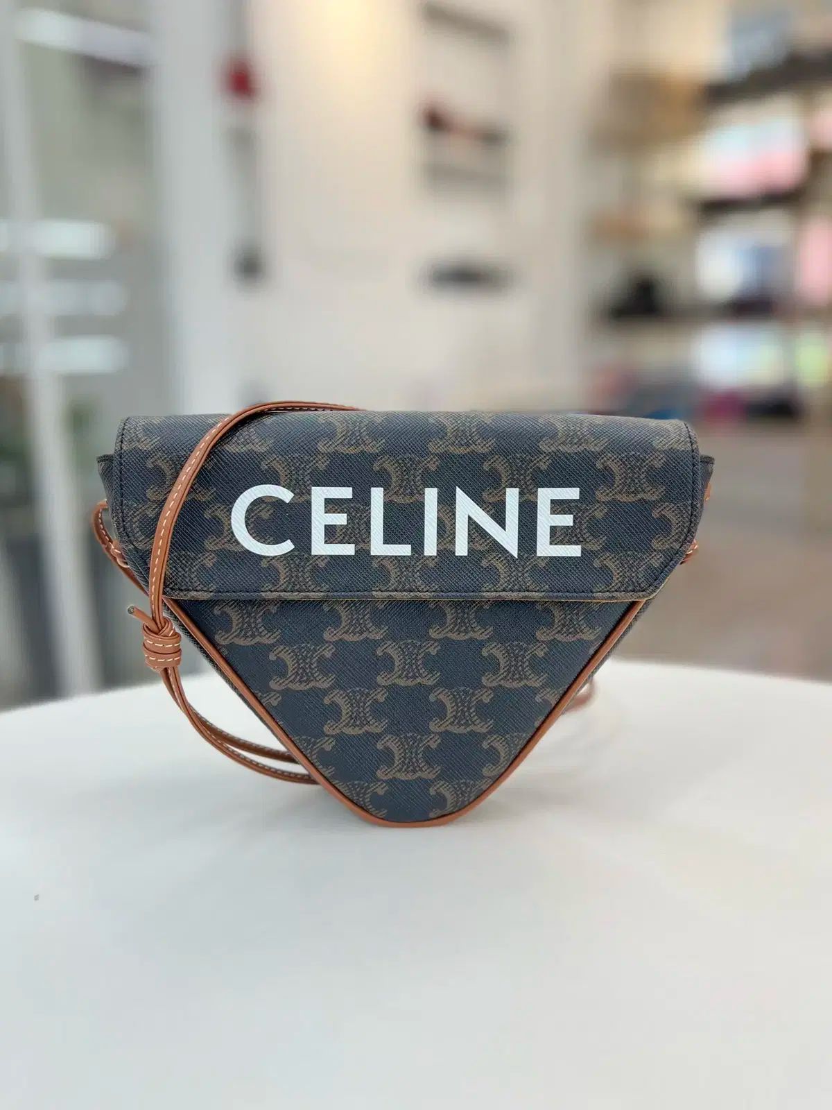 ブランド ラックスオール ウルサン店 Celine セリーヌ ロゴ トライアングル スモール バッグ タン クロスバック