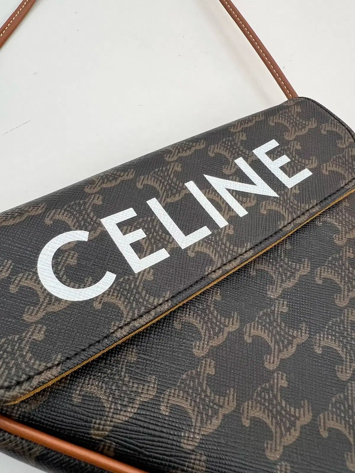 ブランド ラックスオール ウルサン店 Celine セリーヌ ロゴ トライアングル スモール バッグ タン クロスバック DECORATOM_COM_BR