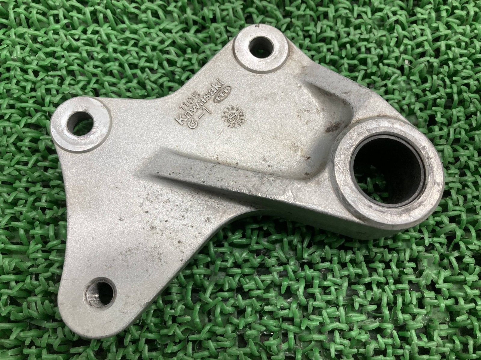 GPZ900R リアブレーキキャリパーサポート 1105 カワサキ 純正 バイク 部品 ZX900A 割れ欠け無し 品薄 品 車検 Genuine jW BRIGHTFACE_UK