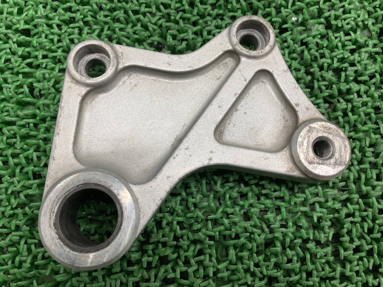 GPZ 900 R リアブレーキキャリパーサポート 1105 カワサキ バイク 部品 ZX A 割れ欠け無し 品薄 品 車検 jW