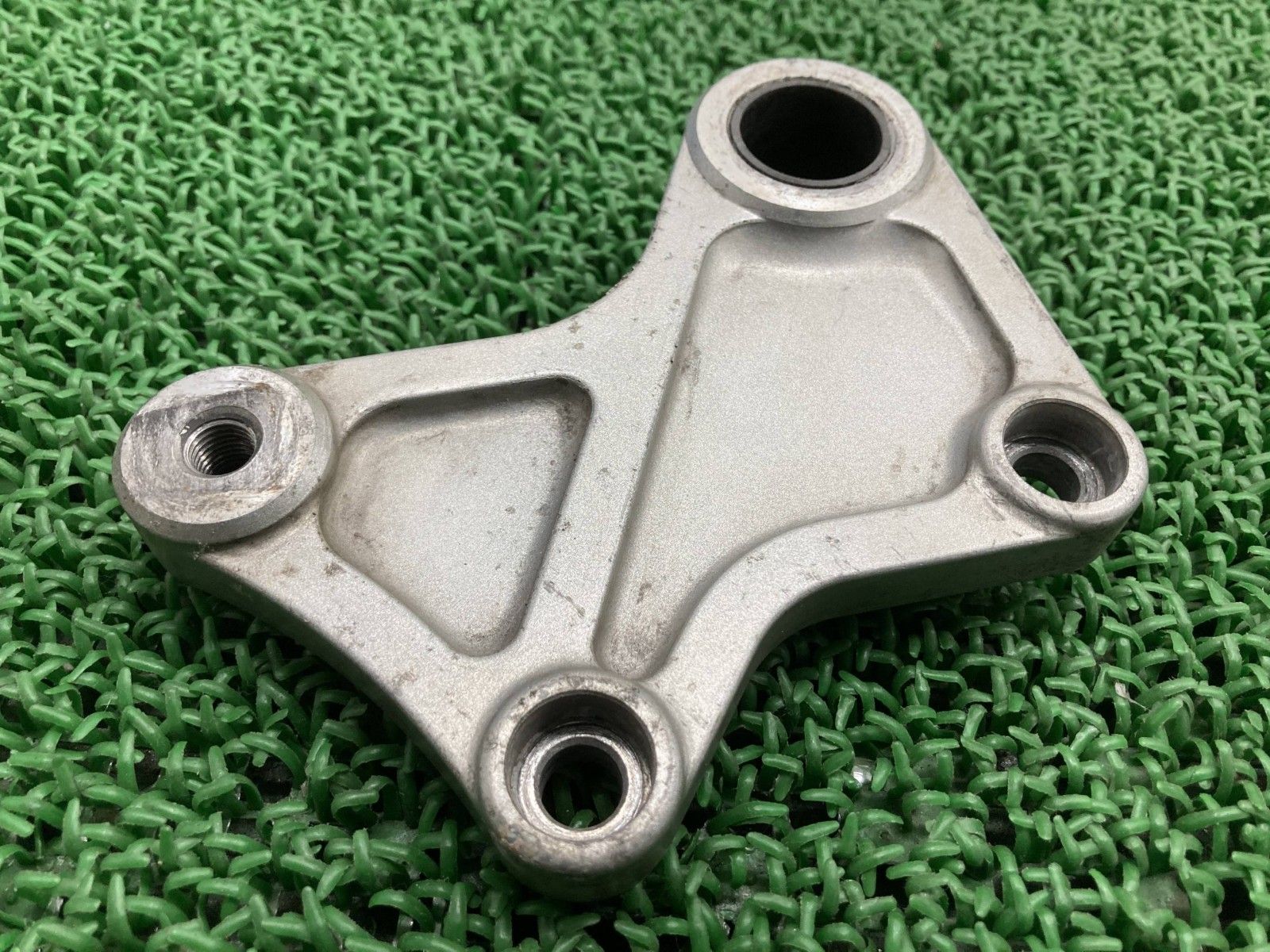 GPZ900R リアブレーキキャリパーサポート 1105 カワサキ 純正 バイク 部品 ZX900A 割れ欠け無し 品薄 品 車検 Genuine jW