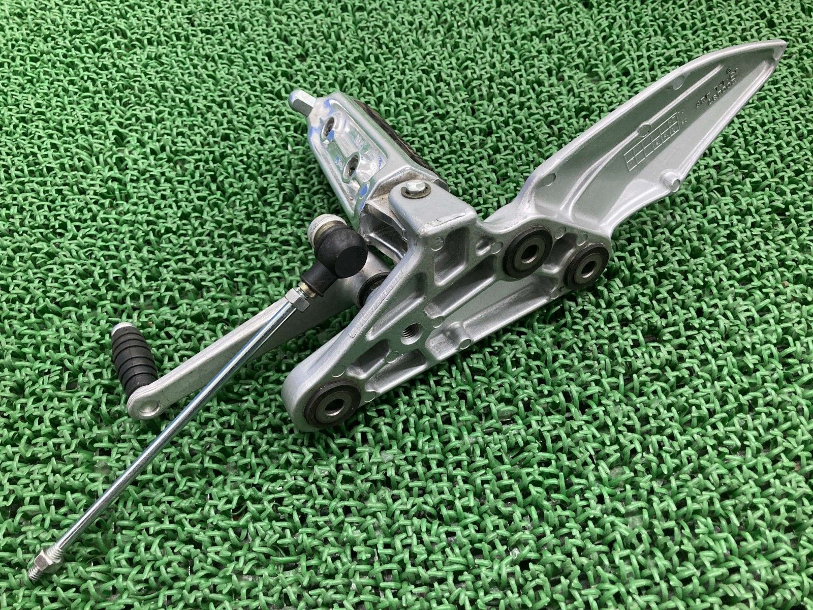 GSX1400 ステップ 左 42F スズキ 純正 バイク 部品 GY71A メインステップ シフトロッド シフトペダル 曲がり無し fB BRIGHTFACE_UK