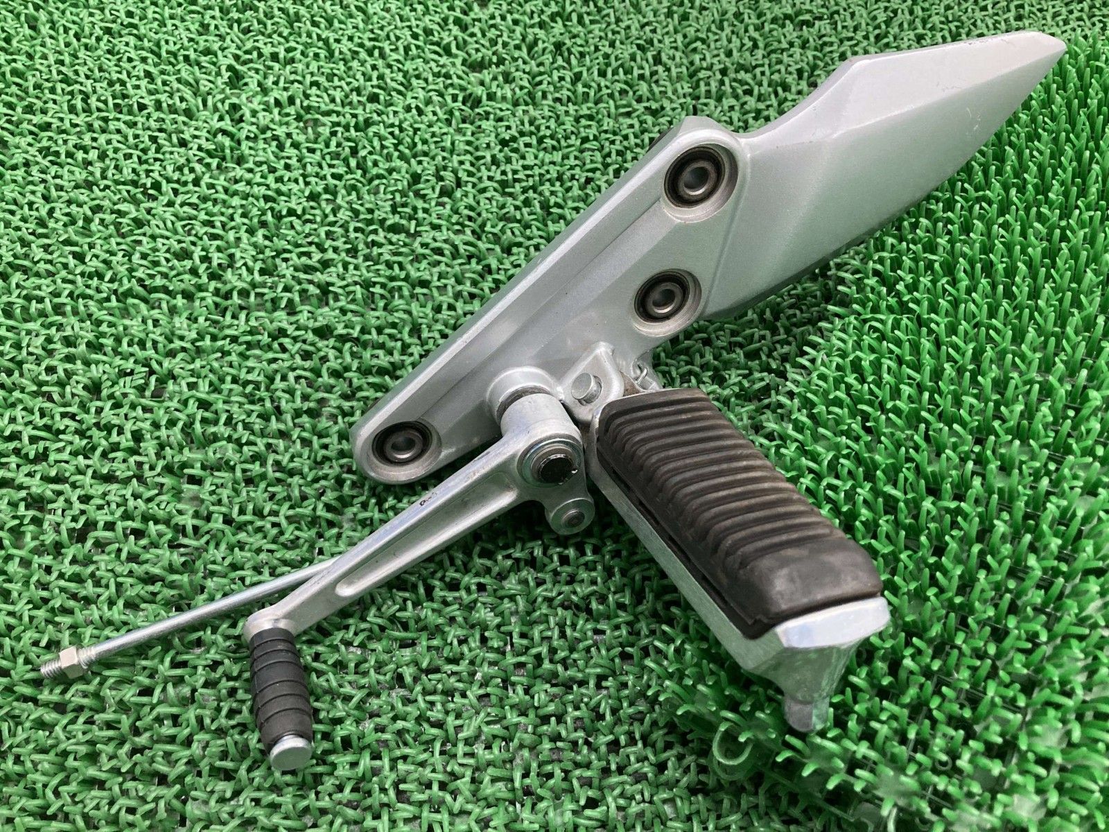 GSX 1400 ステップ 左 42 F スズキ バイク 部品 GY 71 A メインステップ シフトロッド シフトペダル 曲がり無し fB