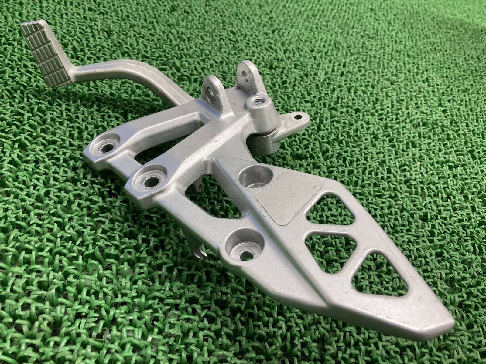 GSX-8R ステップ 右 298642|25L スズキ 純正 バイク 部品 EM1AA 298642 25L ブレーキペダル 曲がり無し 品薄 車検 Genuine eI