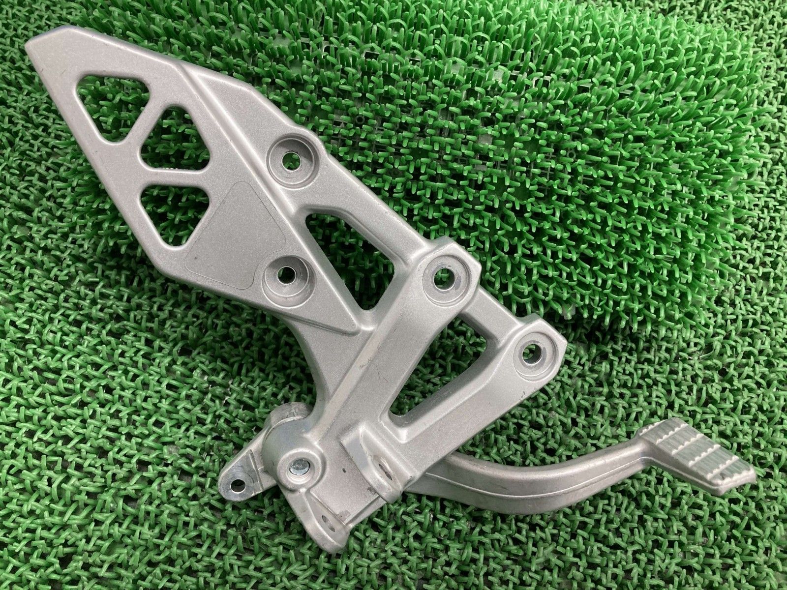 GSX-8 R ステップ 右 298642|25 L スズキ バイク 部品 EM 1 AA 298642 25 ブレーキペダル 曲がり無し 品薄 車検 eI