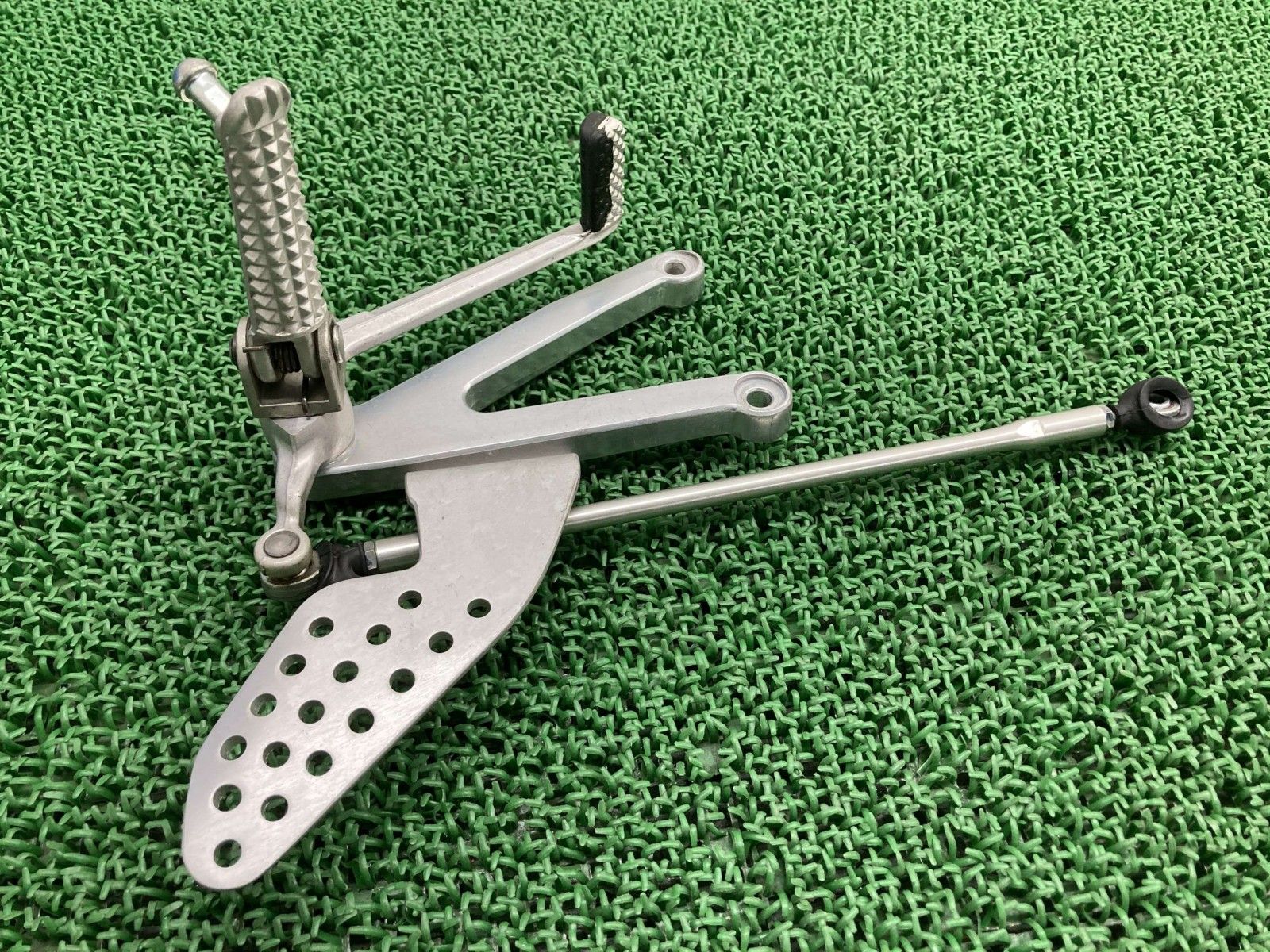 YZF-R1 ステップ 左 5JJ ヤマハ 純正 バイク 部品 RN04 00～01年 シフトペダル シフトロッド ペグ 車検 Genuine gS