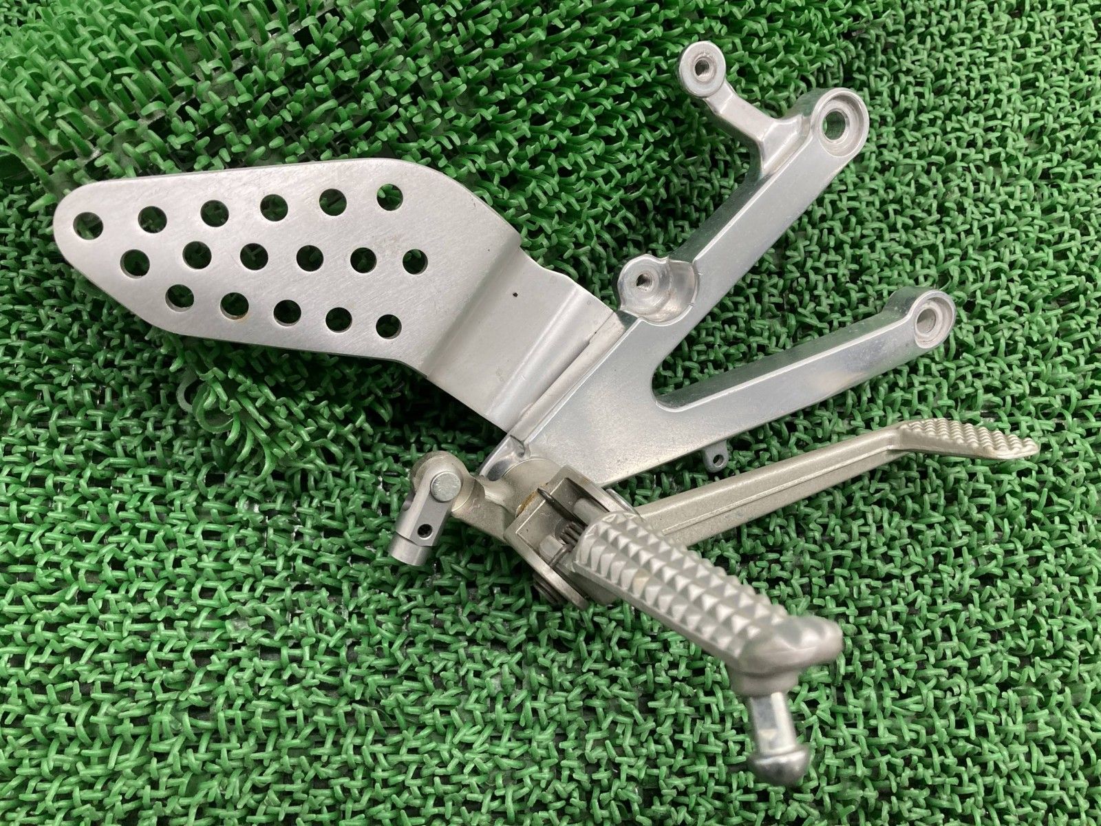 YZF-R1 ステップ 右 5JJ ヤマハ 純正 バイク 部品 RN04 00~01年 ブレーキペダル ペグ 曲がり無し 車検 Genuine Wr