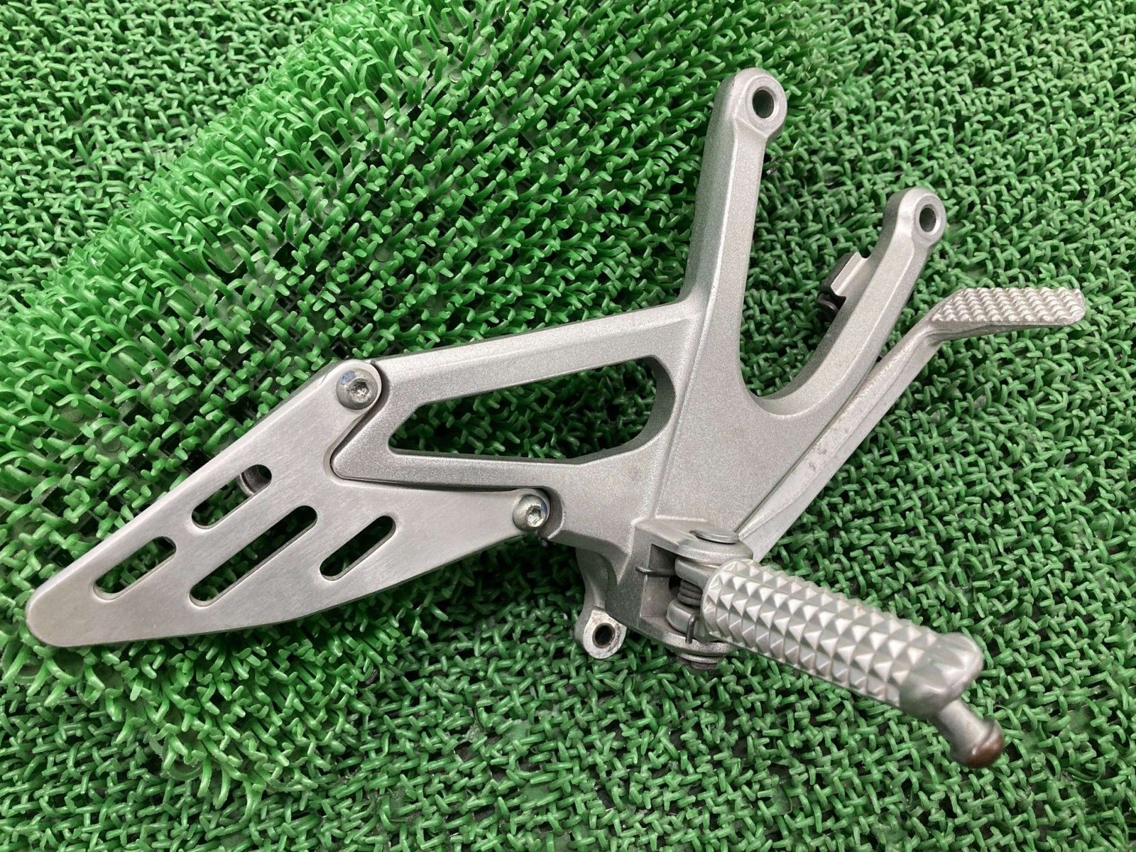 YZF-R 1 ステップ 右 4 C 8 ヤマハ バイク 部品 RN 20 メインステップ ブレーキペダル 曲がり無し 品薄 車検 Ve