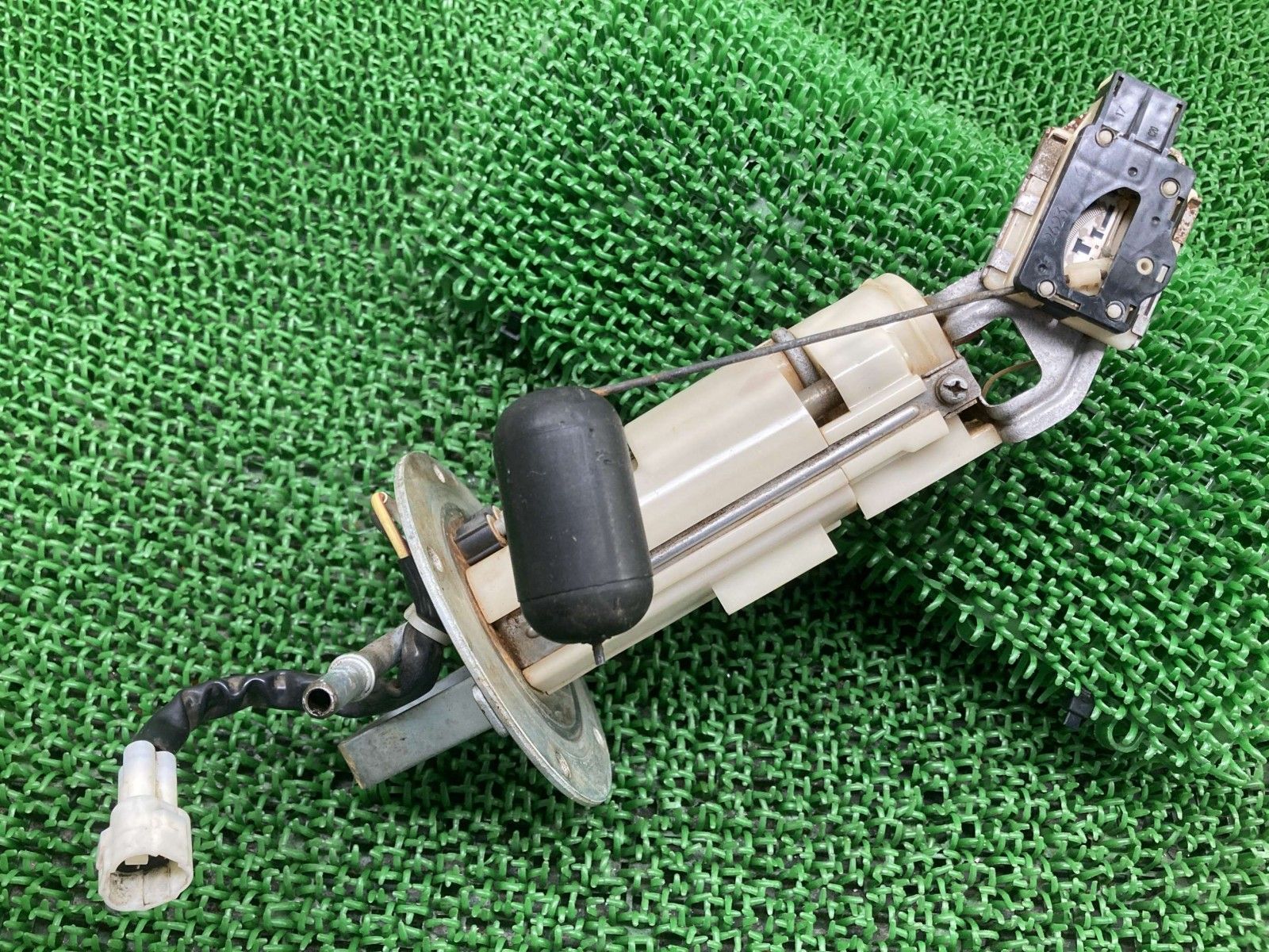 GSX-R600 フューエルポンプ 15100-14J00 スズキ 純正 GN7EA フューエルセンサー 燃料ポンプ 修復素材や部品取りに pJ